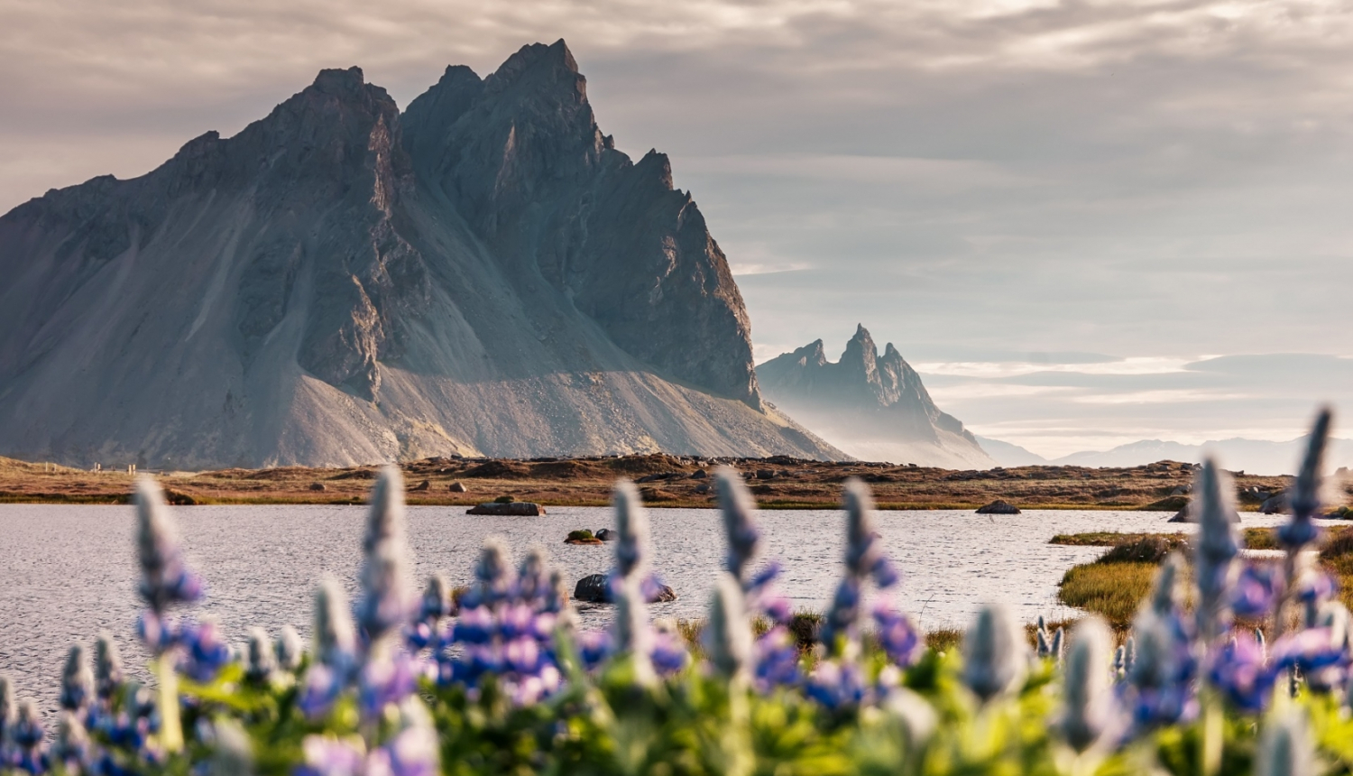 Islandes dabas ainava ar kalniem
