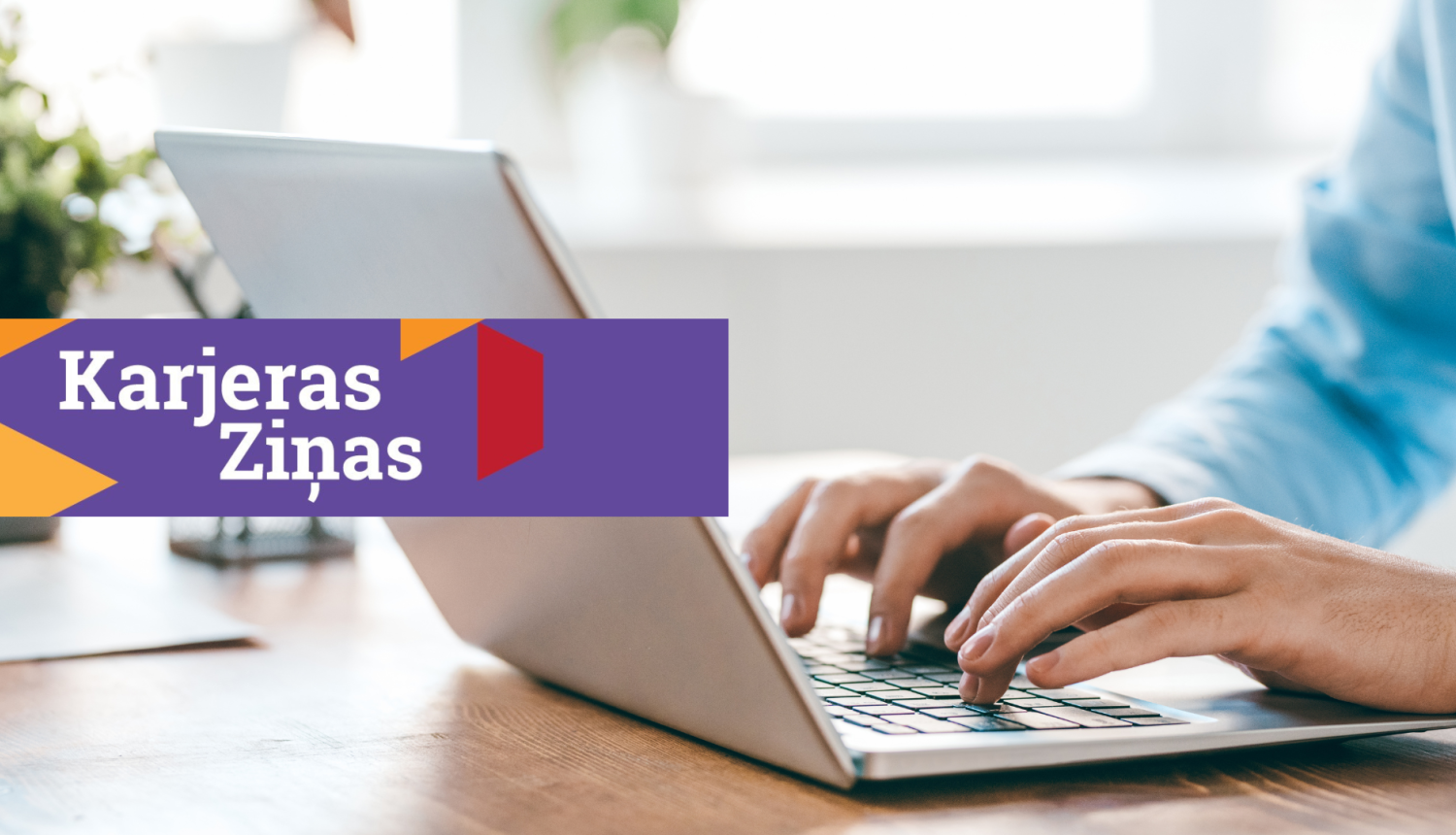 Sieviete strādā ar datoru