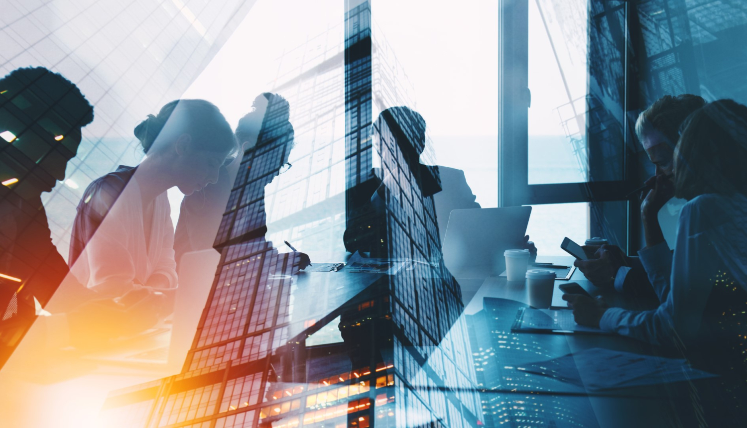 cilveku grupa sez biroja pie galda