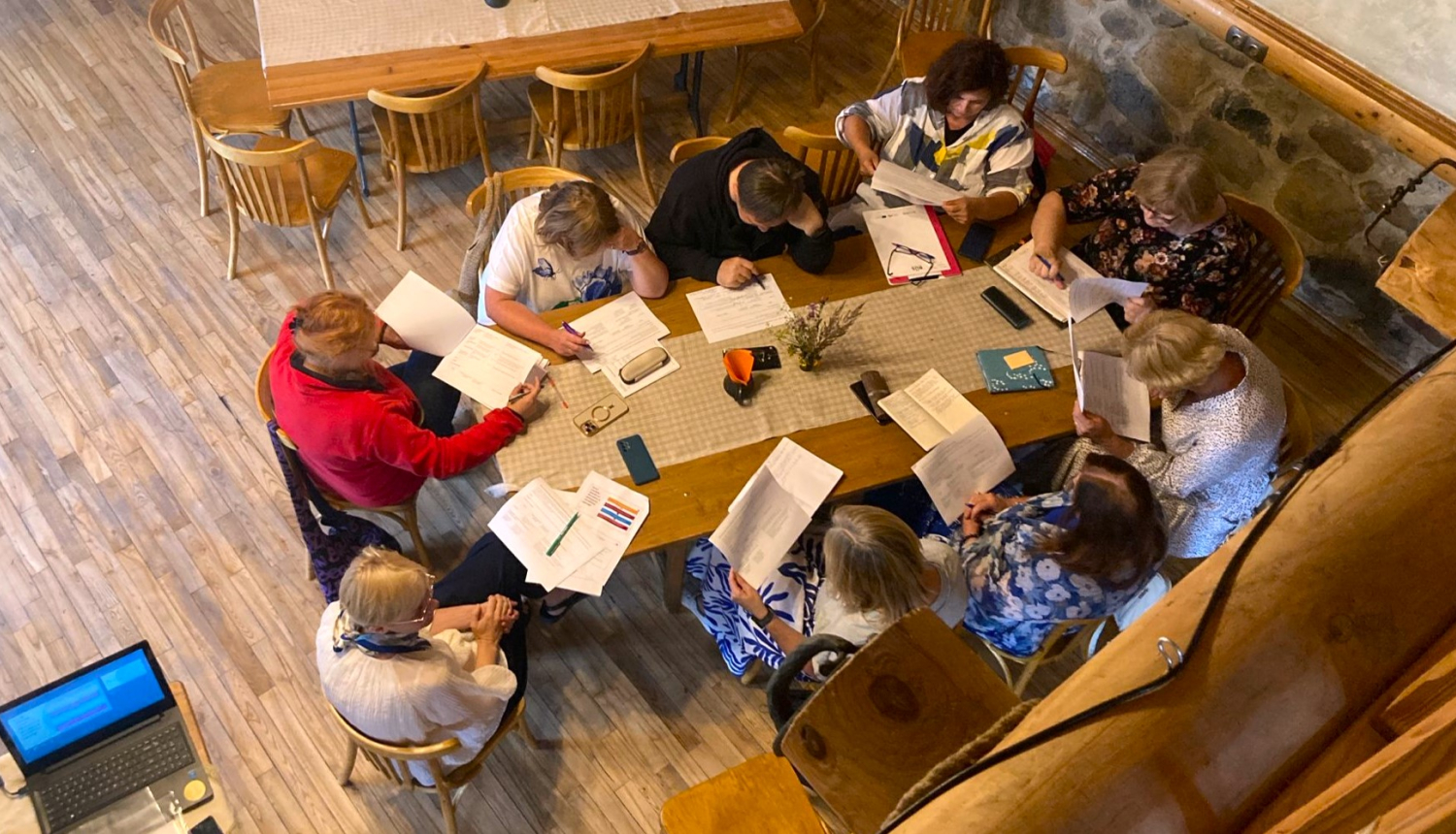 latviešu valodas skolotāji kopā strādā pie materiāliem seminārā