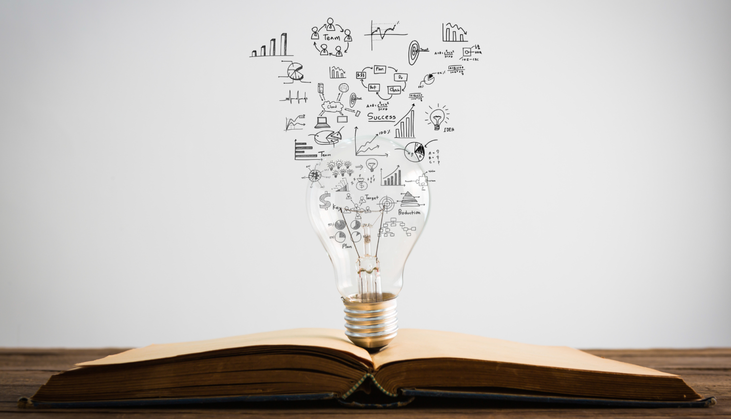 Lampa ar grāmatu un zināšanu simboliem