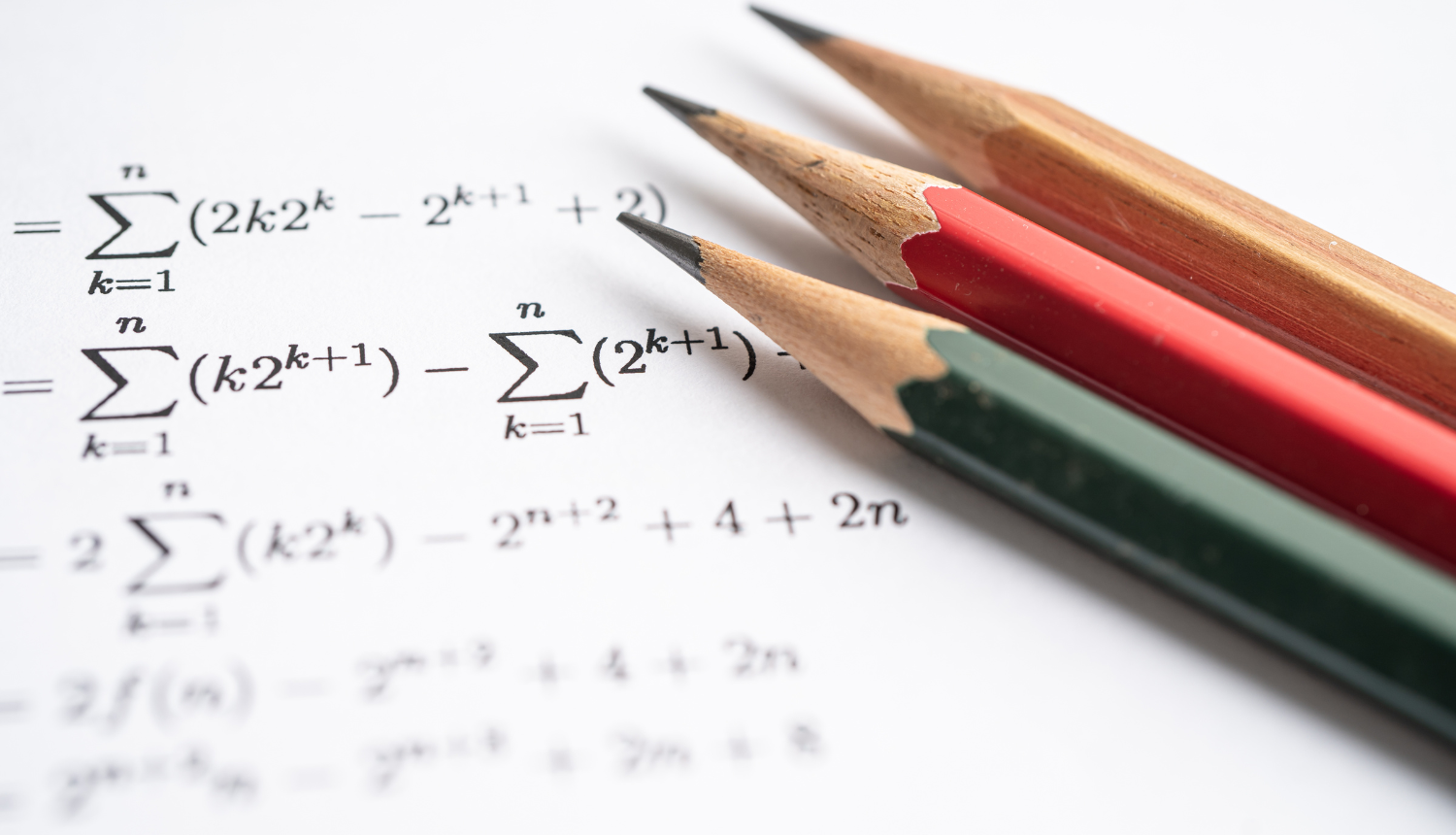 Ilustratīvs attēls ar matemātikas formulām un zīmuļiem