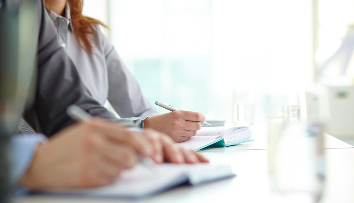 Sievietes roka ar pildspalvu