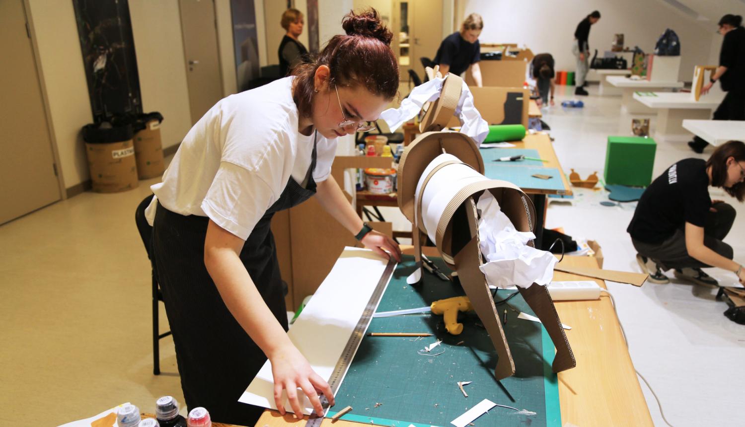 Meitenes veido skatloga noformēšanai paredzētus objektus