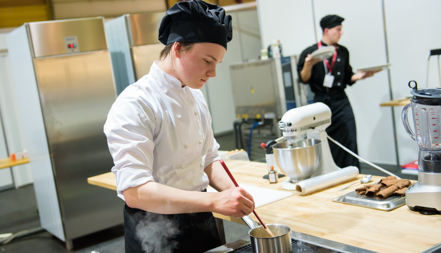 Nils Gevele SkillsLatvia, EuroSkills laureāts darba procesā pie plīts