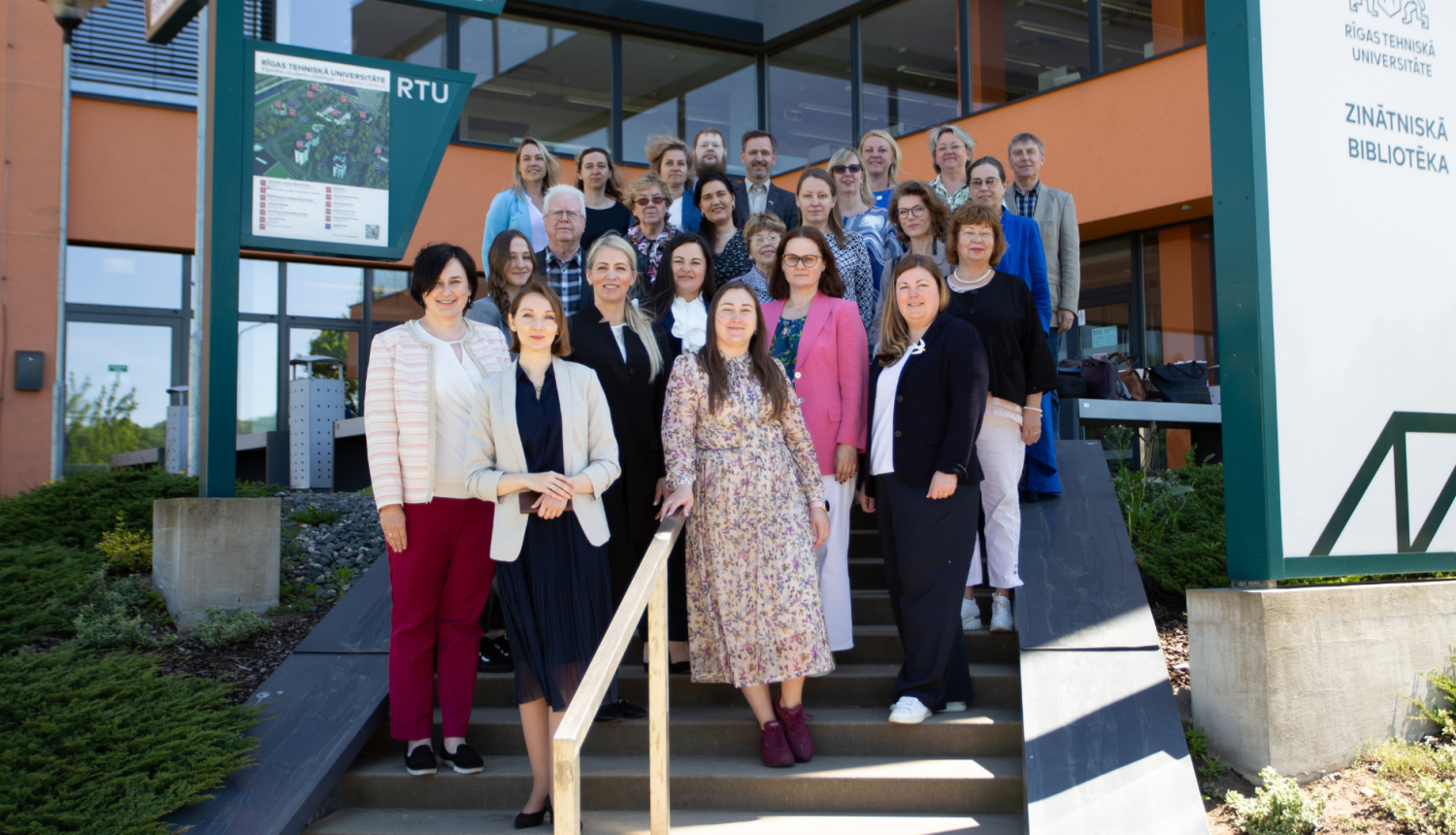 Cilvēku grupa smaida 