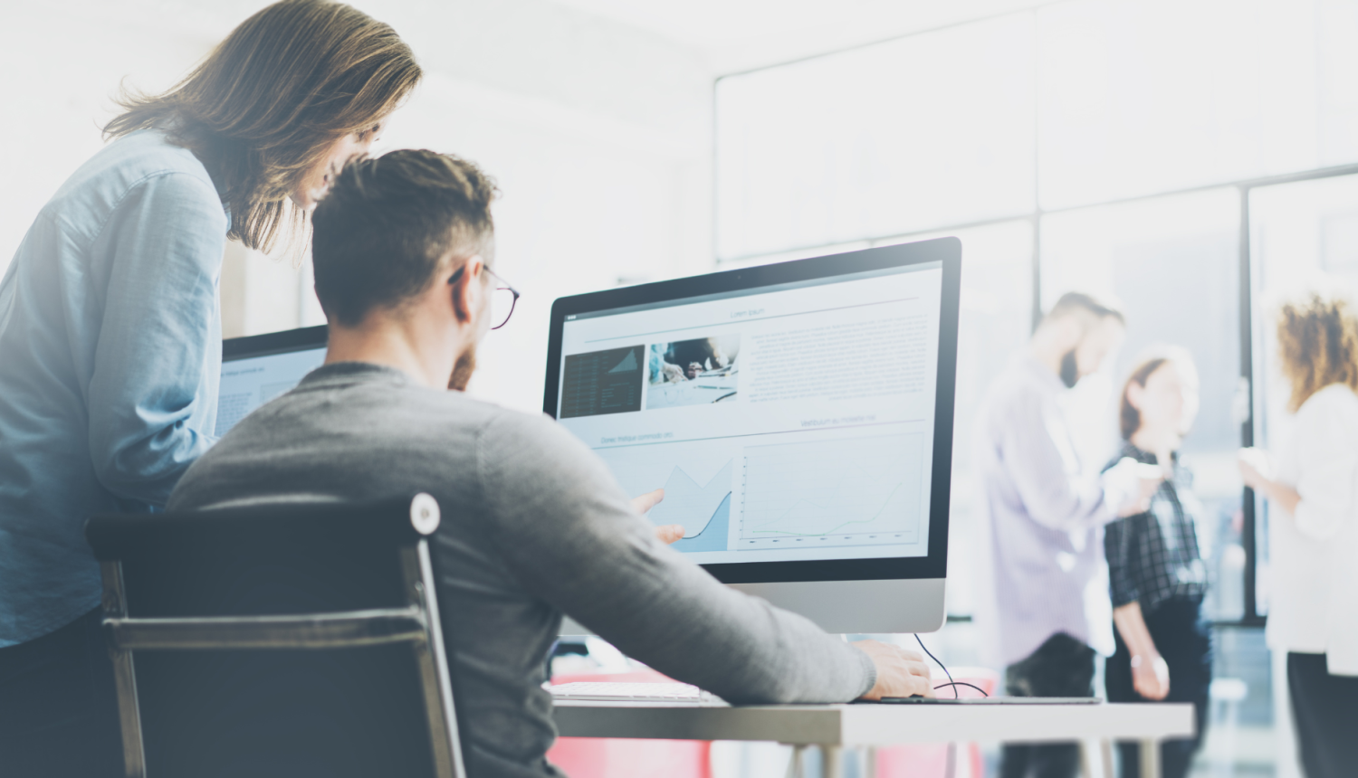 Cilvēki strādā ar datoru