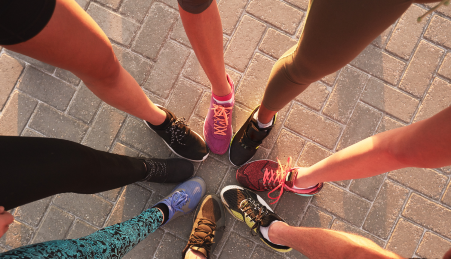 Cilvēku kājas sporta apavos