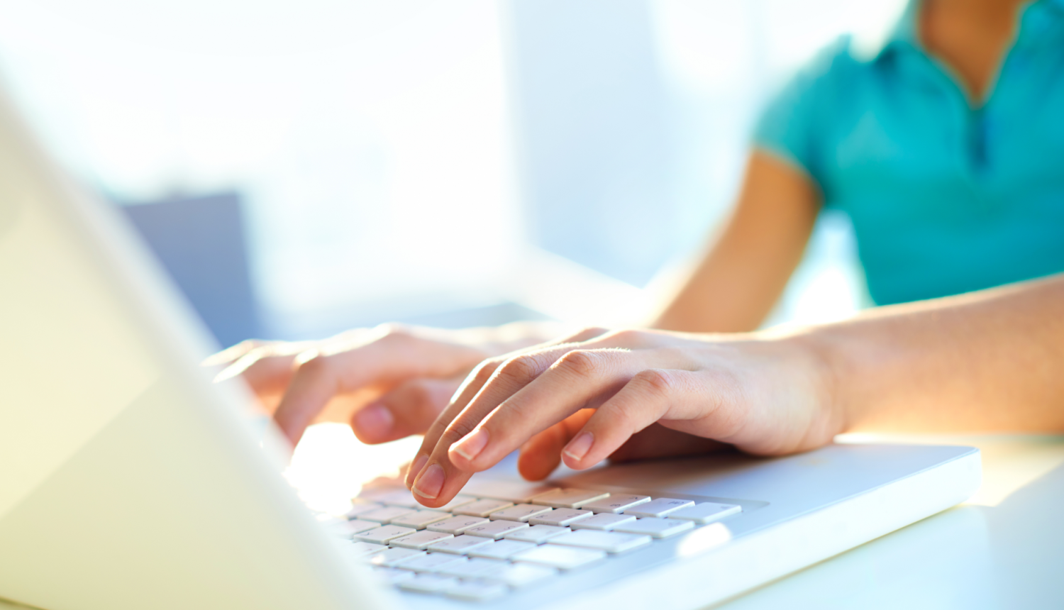 Sieviete raksta pie datora