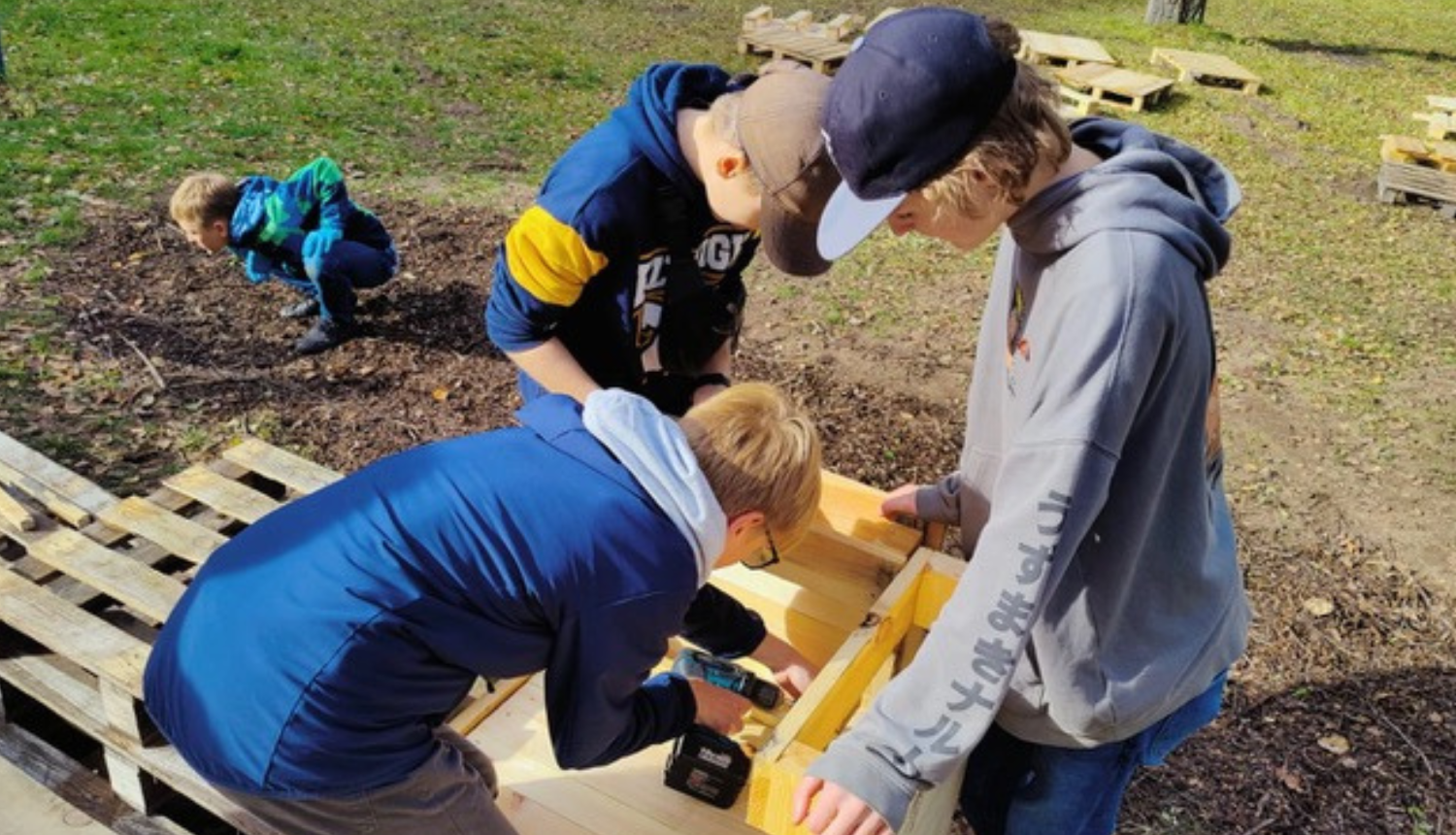 Bērni veic dārza darbus