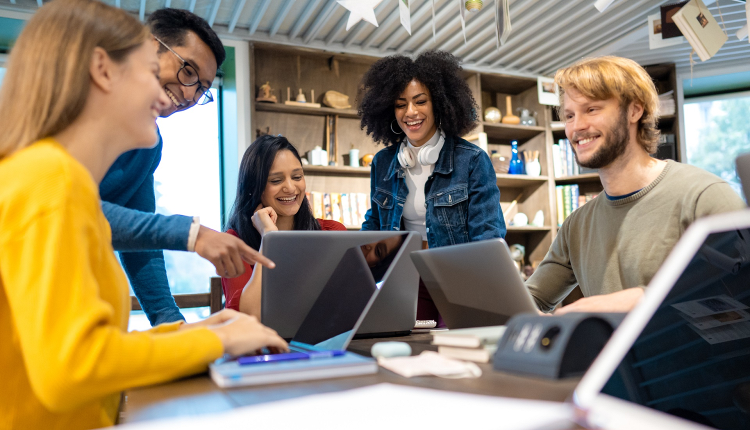 Jaunieši un pasniedzēji bibliotēkā