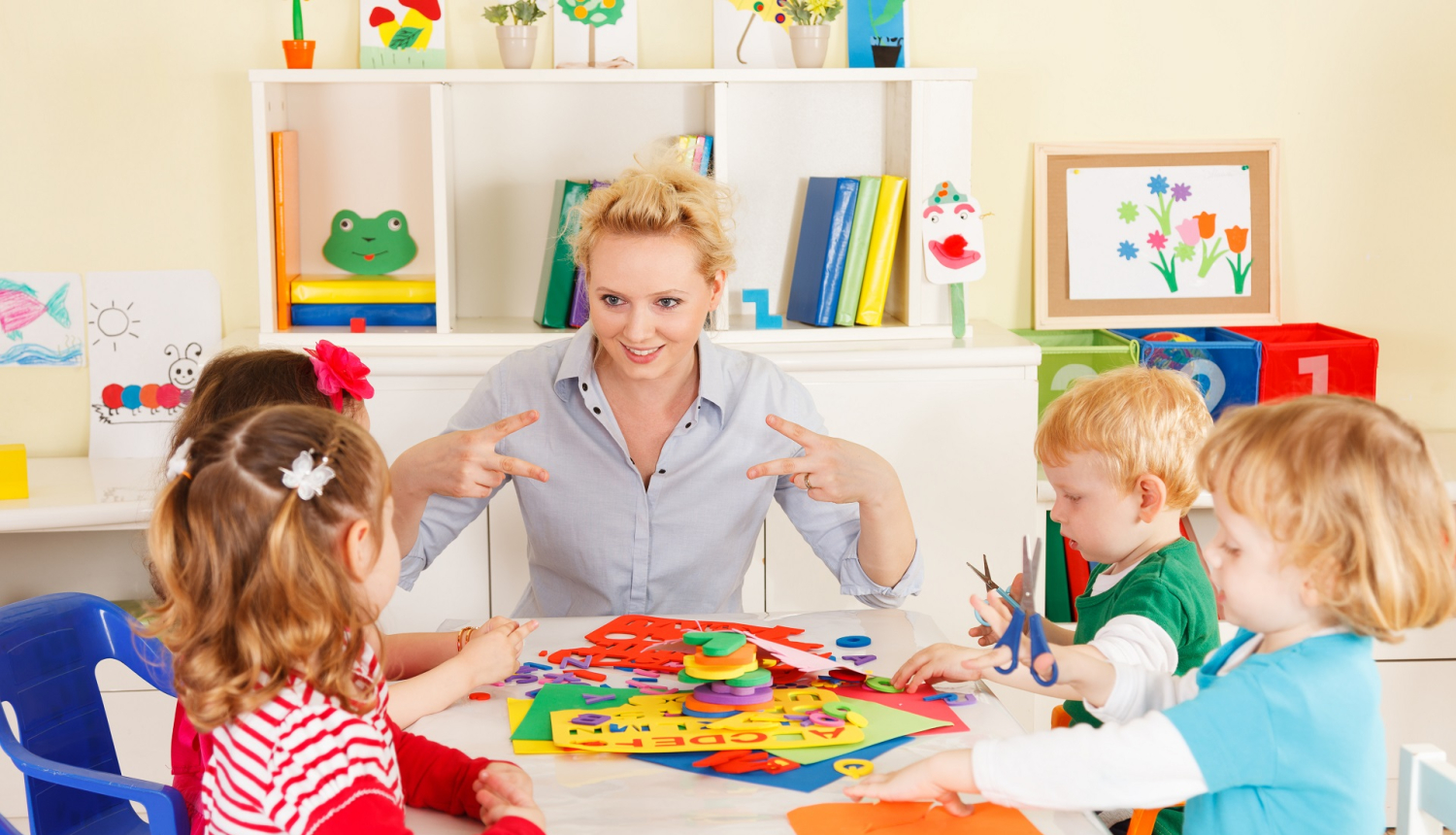 Audzinātāja bērnudārzā strādā ar bērniem