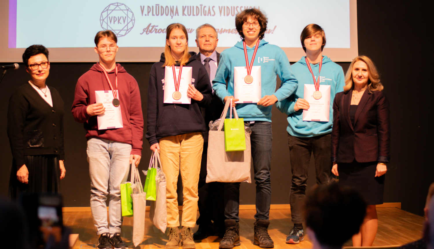 Foto ar olimpiādes diplomu ieguvējiem