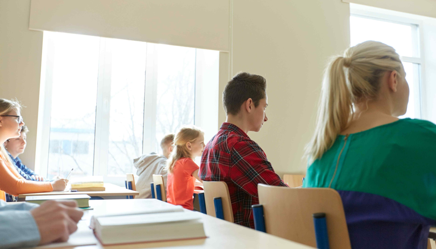 skolēni sēž klasē solos