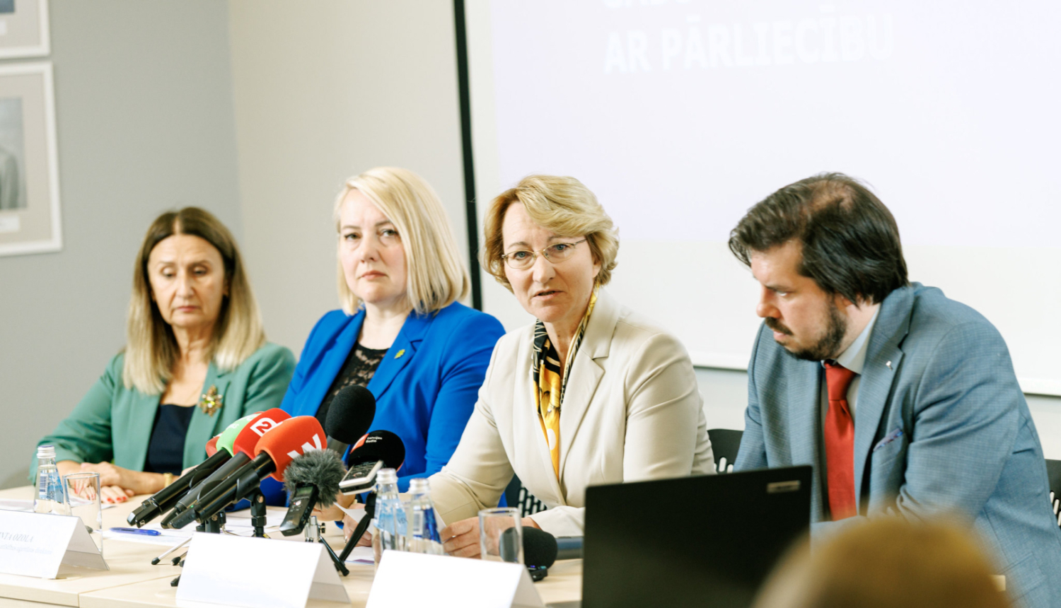 dace melnbārde inta ozola izglītības preses konference