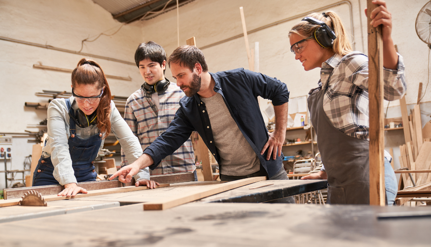 Ilustratīvs attēls ar cilvēkiem, kuri nodarbojas ar koapstrādi