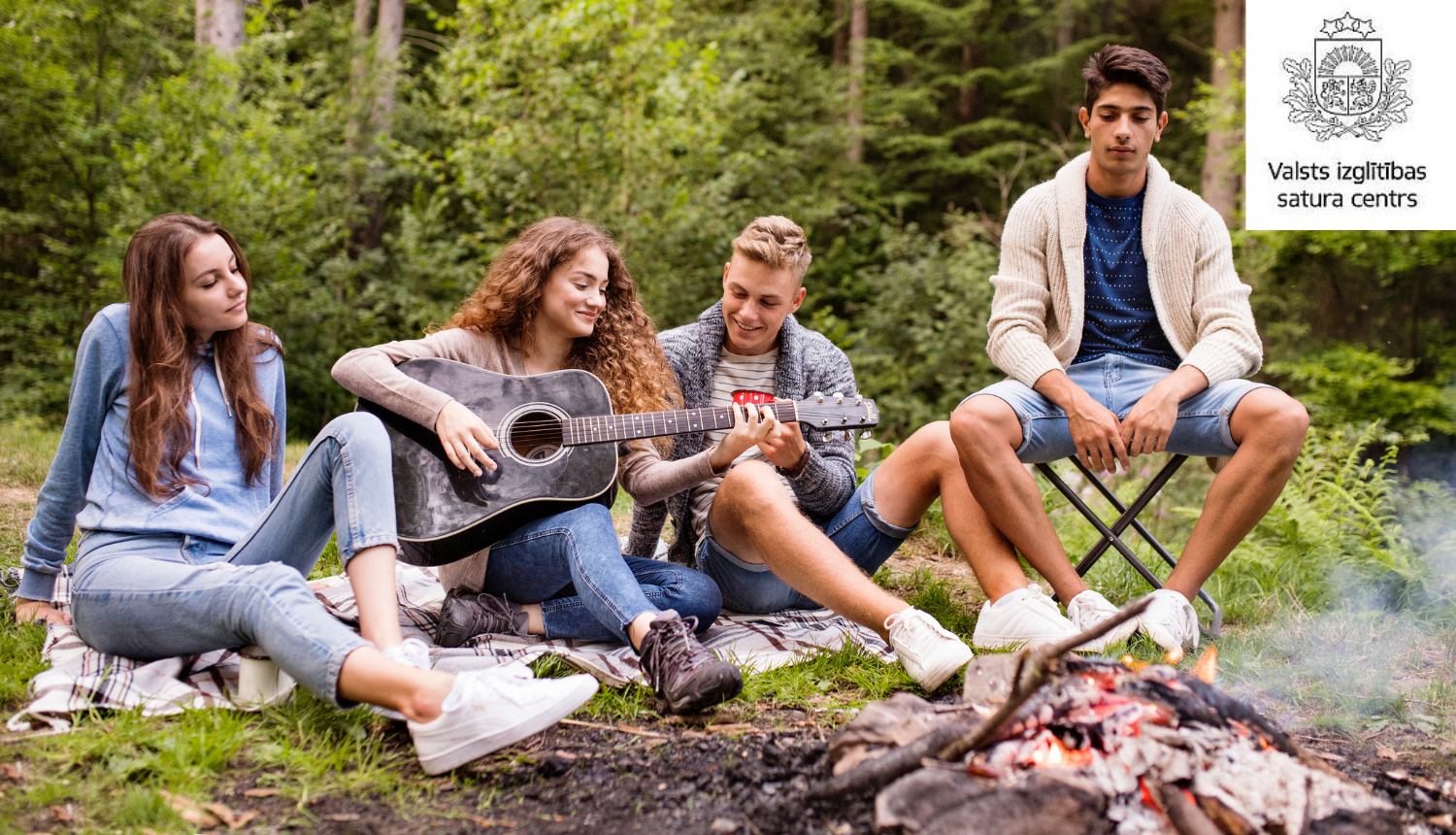 Ilustratīvs attēls ar jauniešiem pie ugunskura
