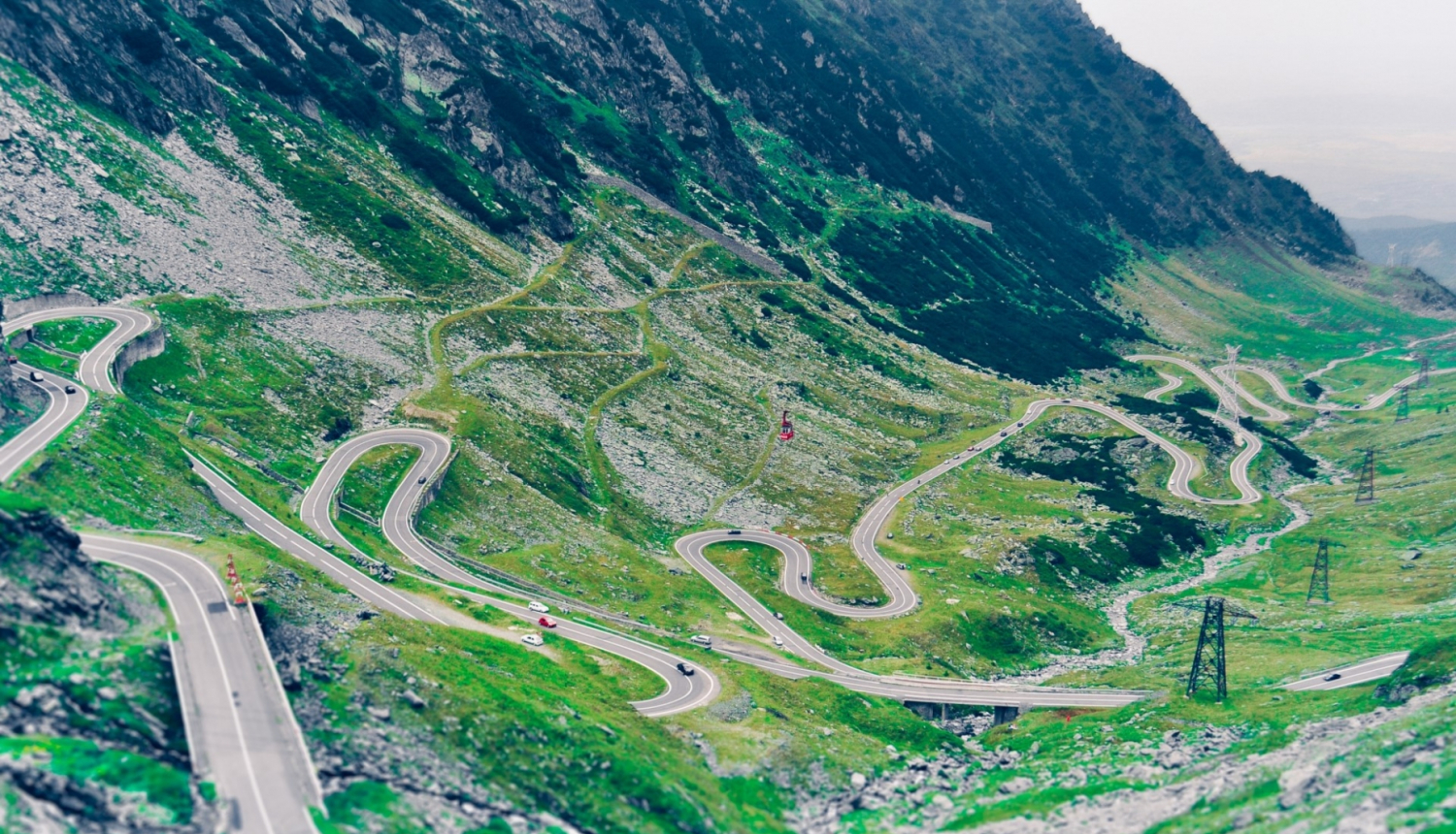 skats uz Rumānijas kalniem ar serpantīna ceļiem 