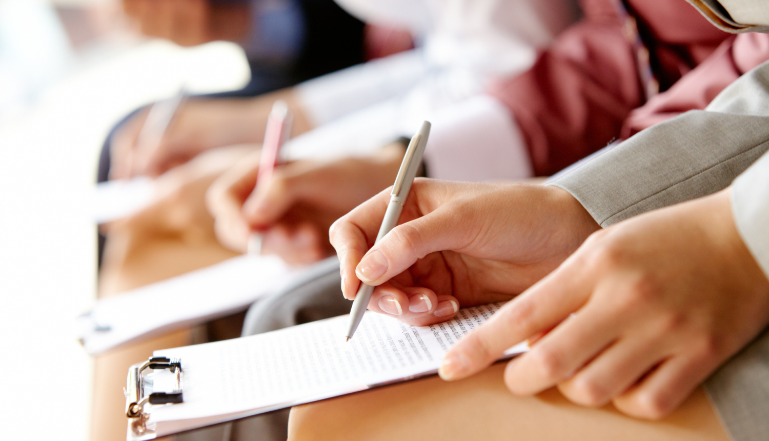 Sieviete raksta bloknotā