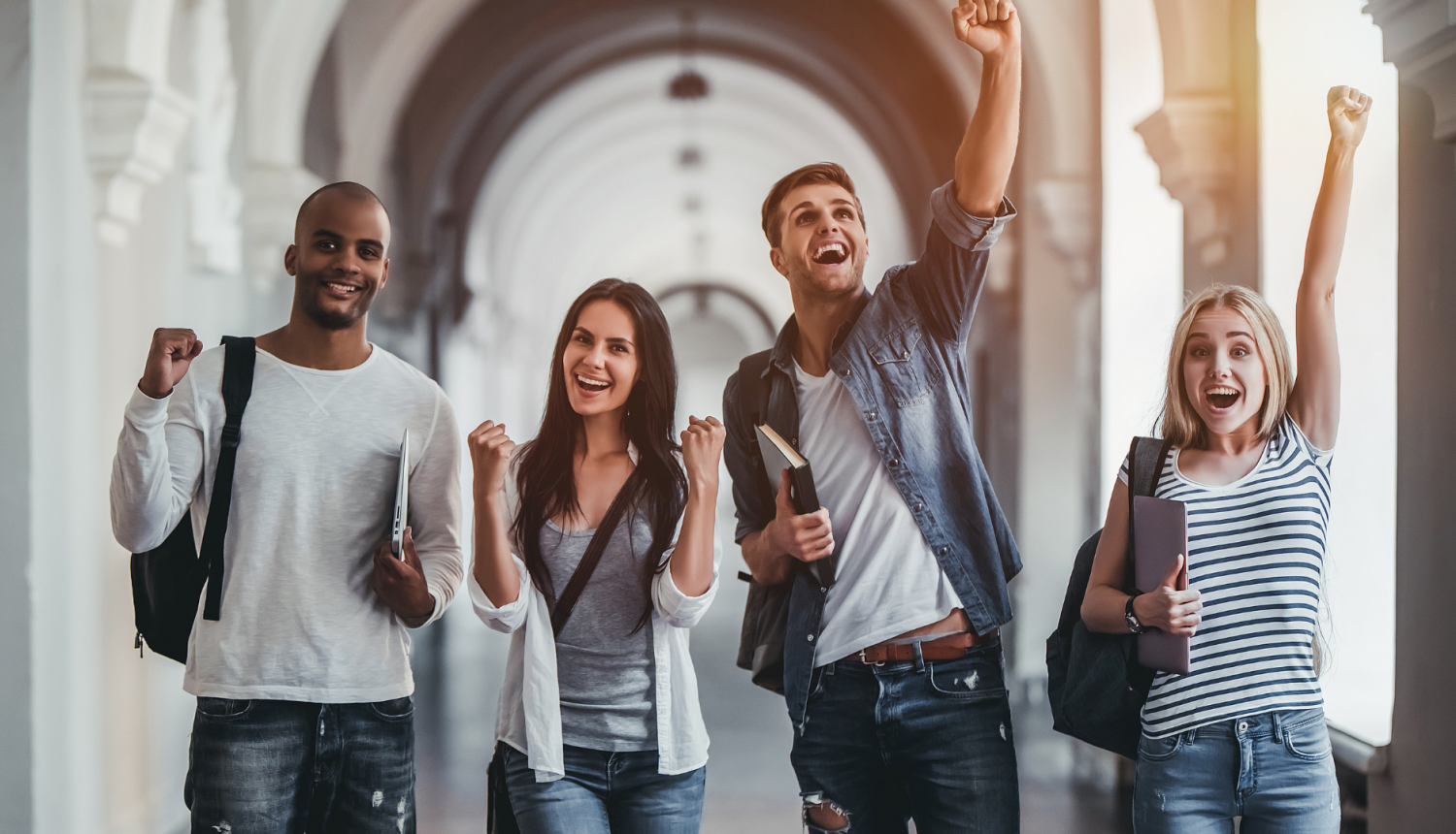Smaidīgi jaunieši, kas izpauž prieku