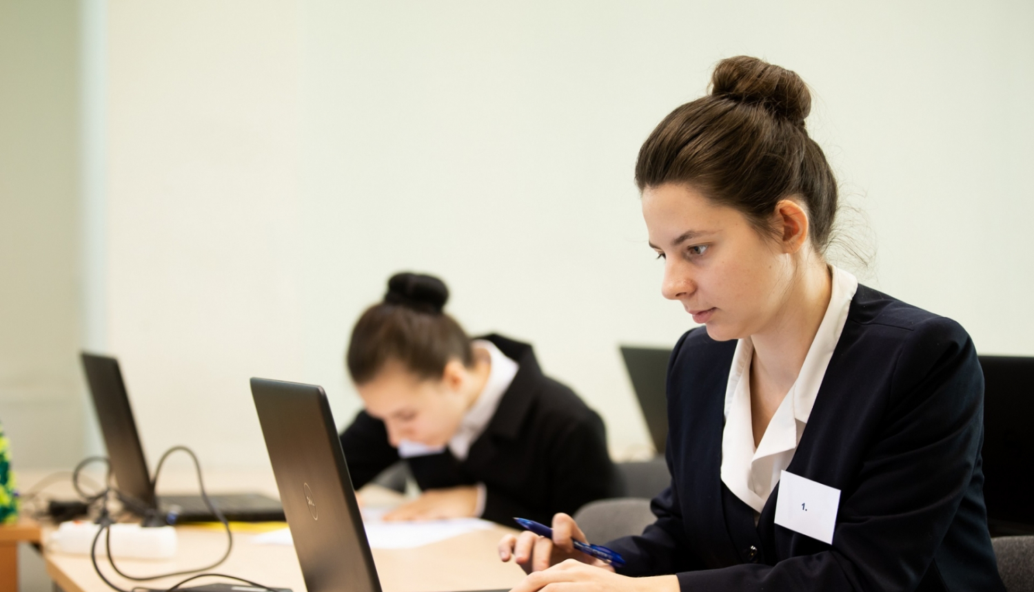 SkillsLatvia 2022 pusfinals viesu uznemsana jauna specialiste pilda uzdevumu