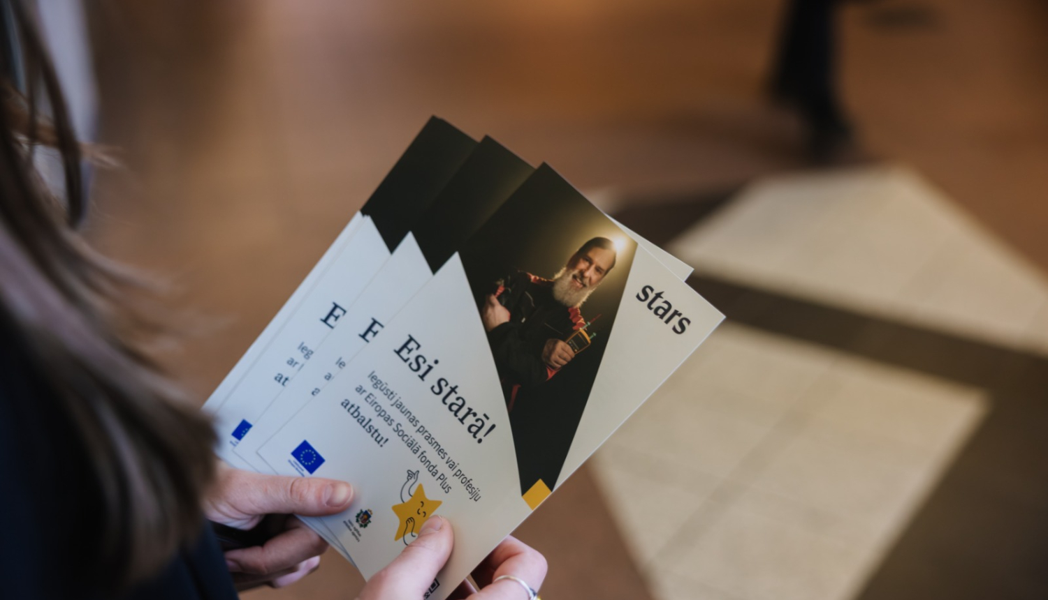 kampānas Esi starā! bukleti sievietei rokās 