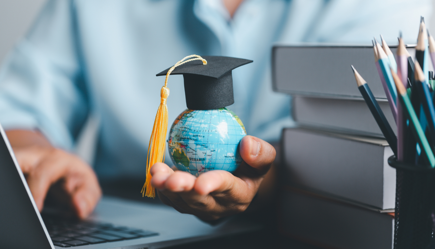 Globuss ar absolventa cepuri