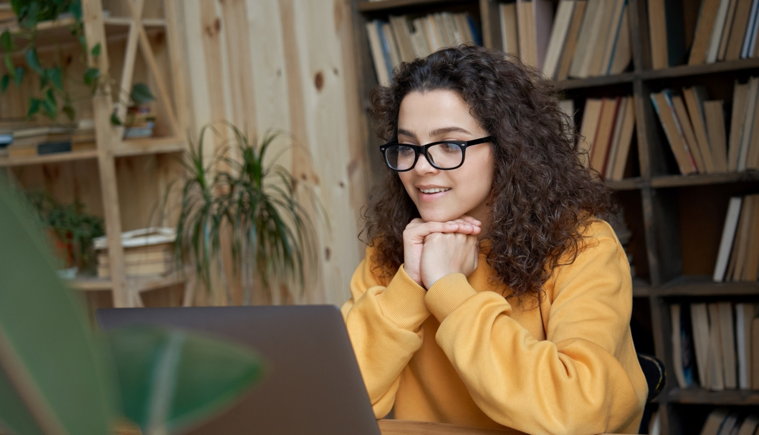 Sieviete klausās lekciju