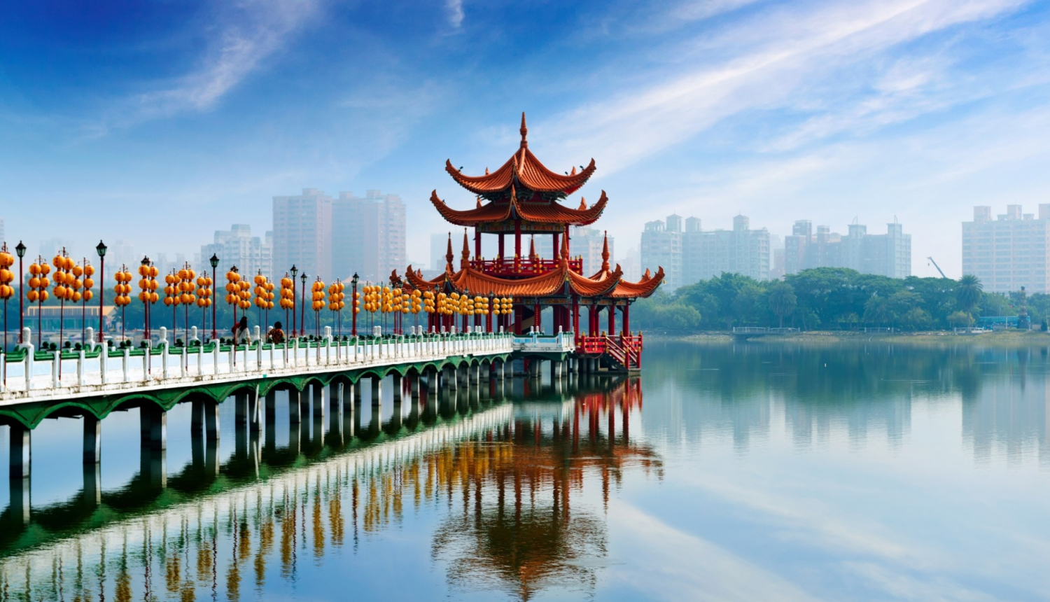 skats uz Taivānas pilsētu ar sarkanu tepli