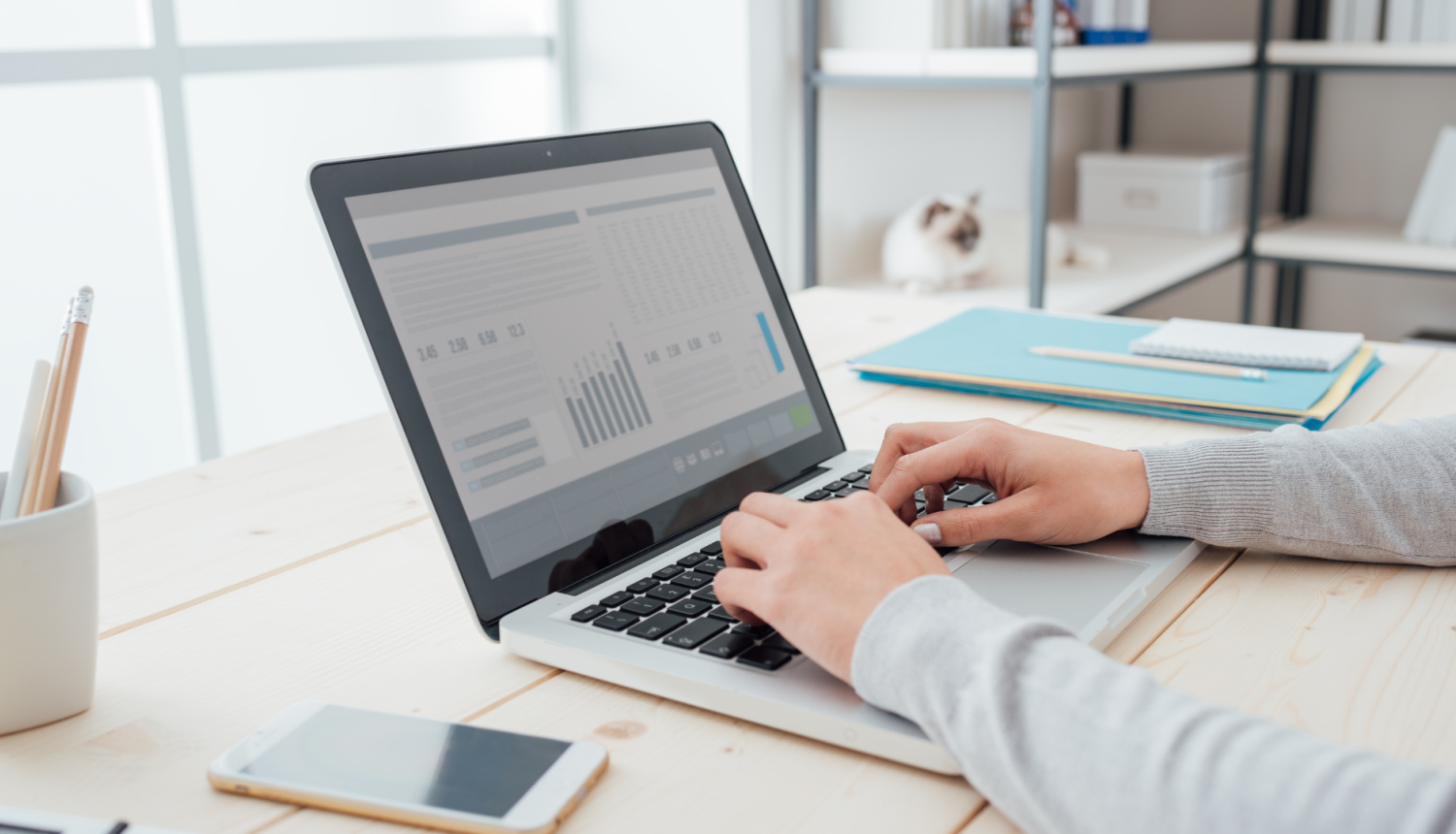 Cilvēks strādā pie datora