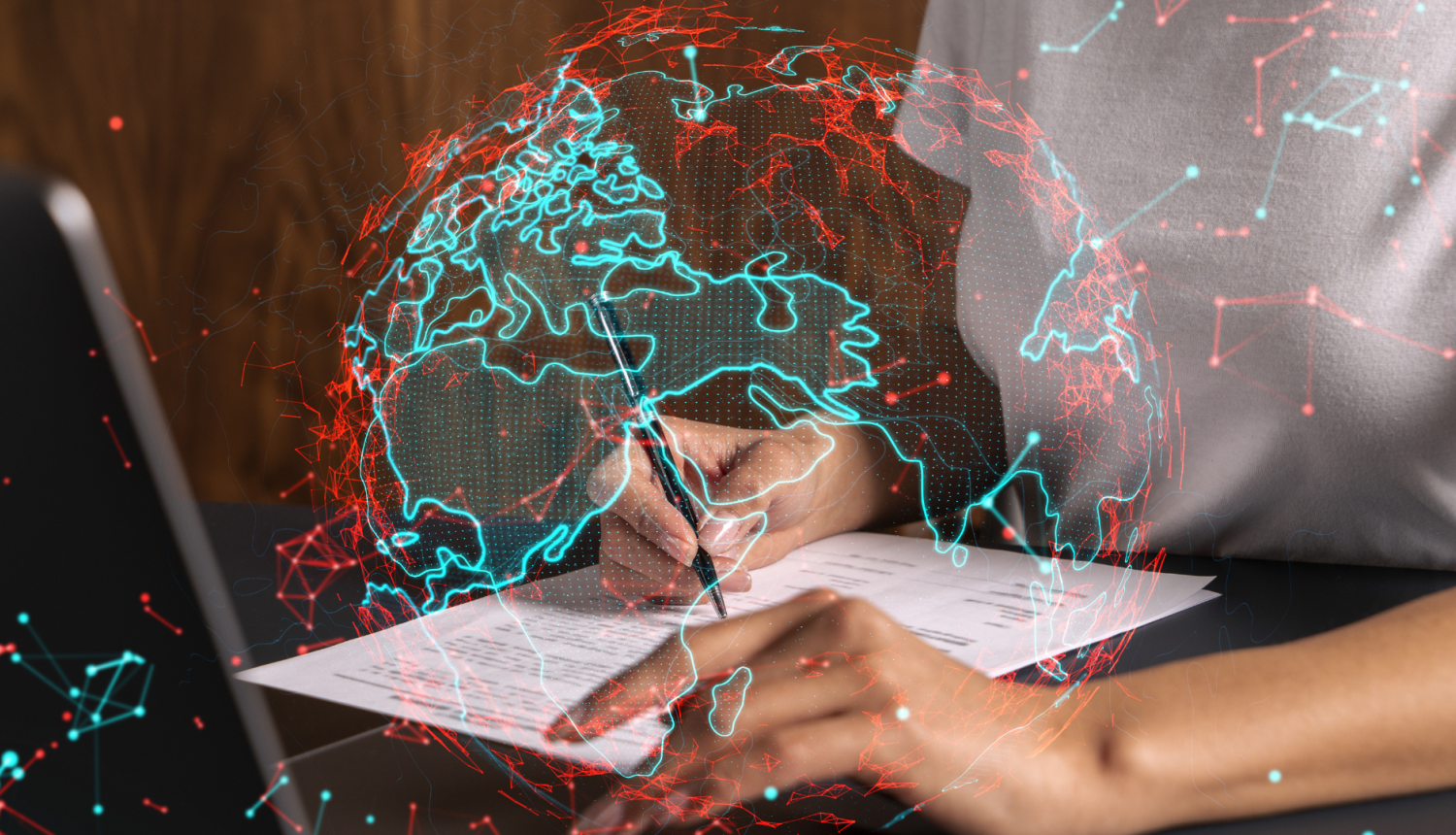 Mācībās iesaistīta persona veic pierakstus, redzams domu tīklojums/lidojums