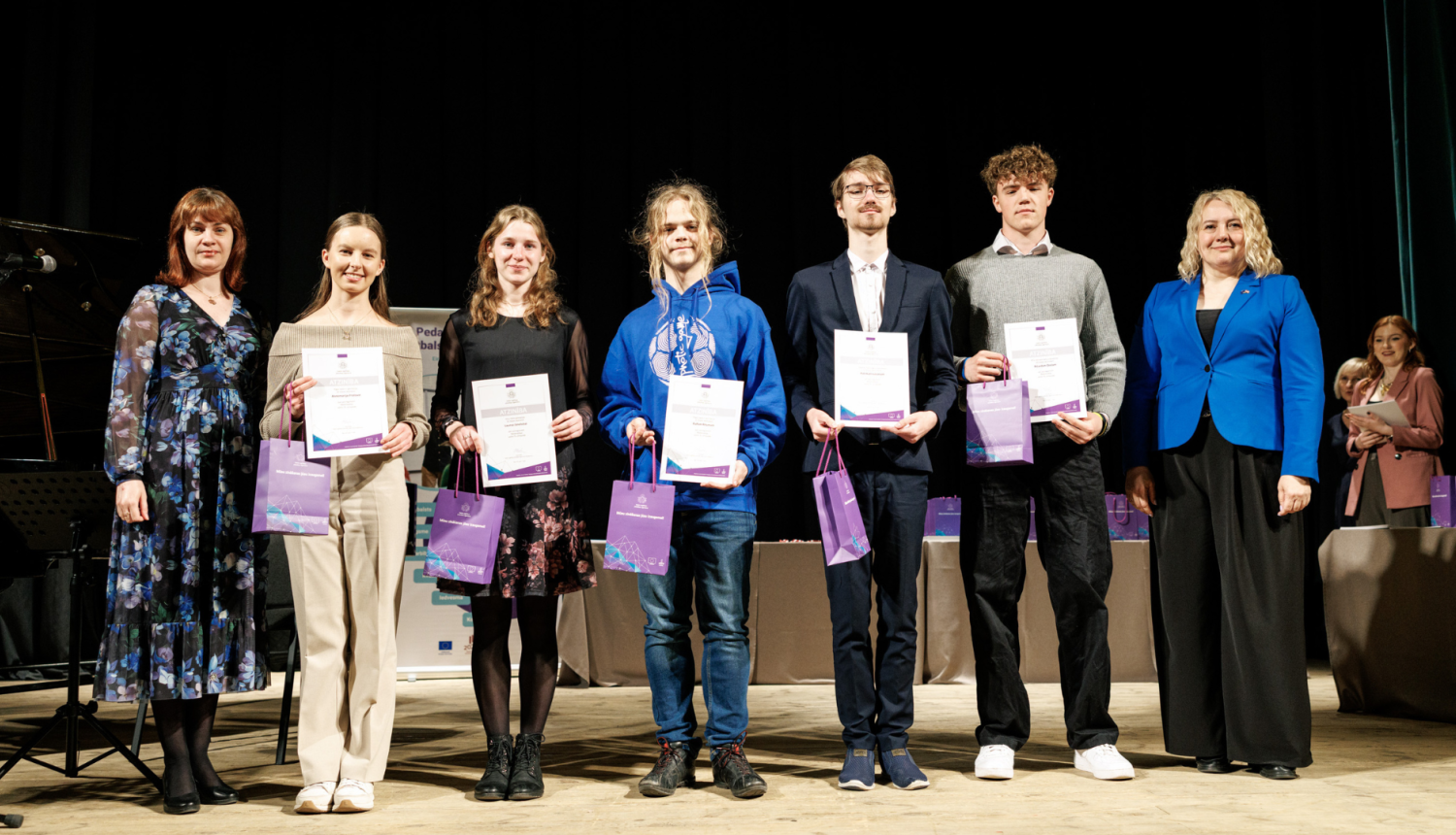 Cilvēki stāv rindā 