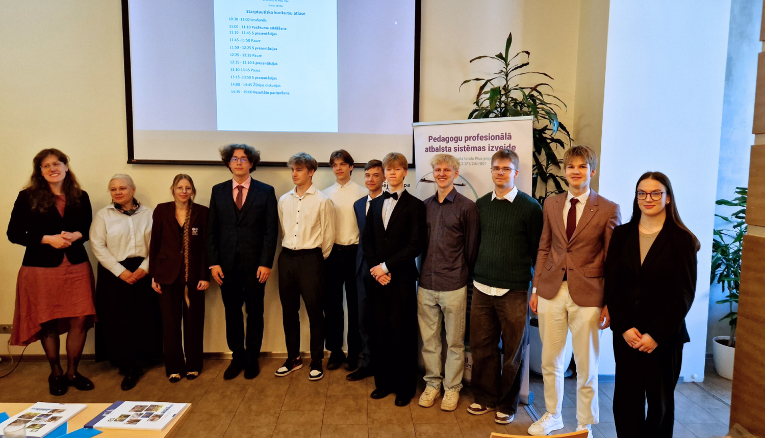 Jaunieši stāv rindā