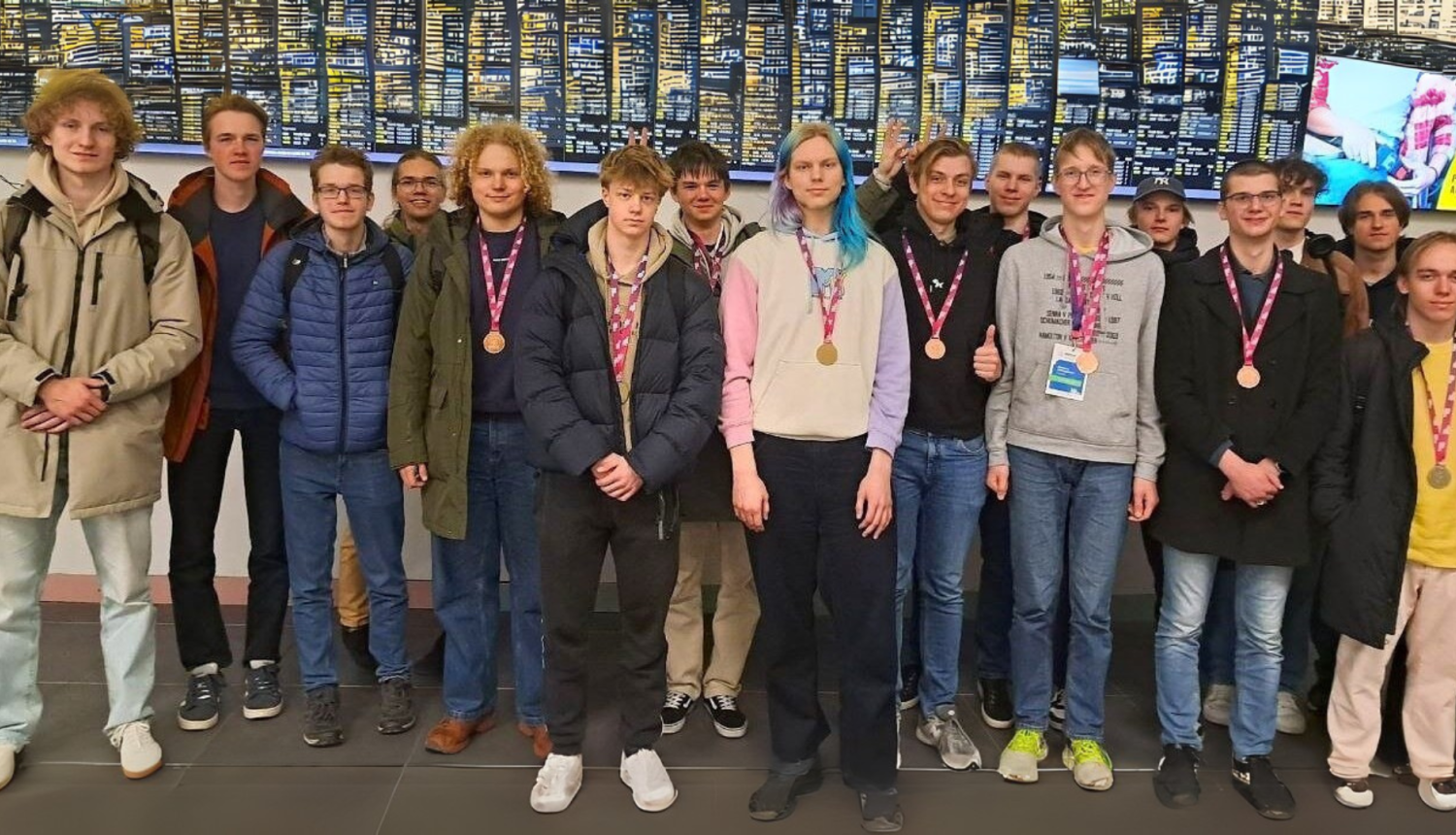 Jauniešu grupa stāv 