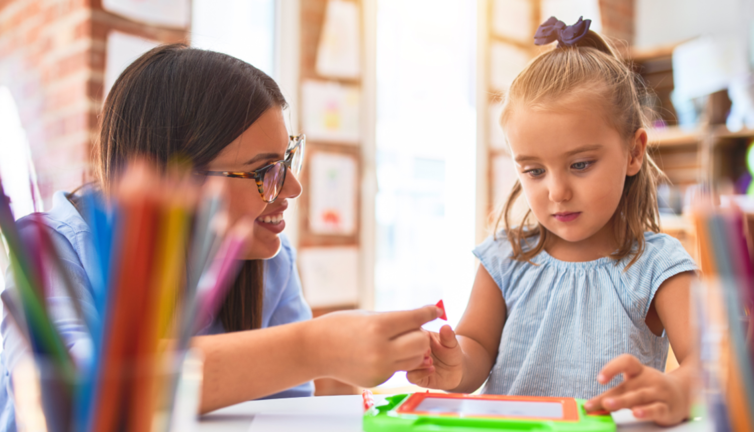 Meitene ar sievieti apgūst zinības