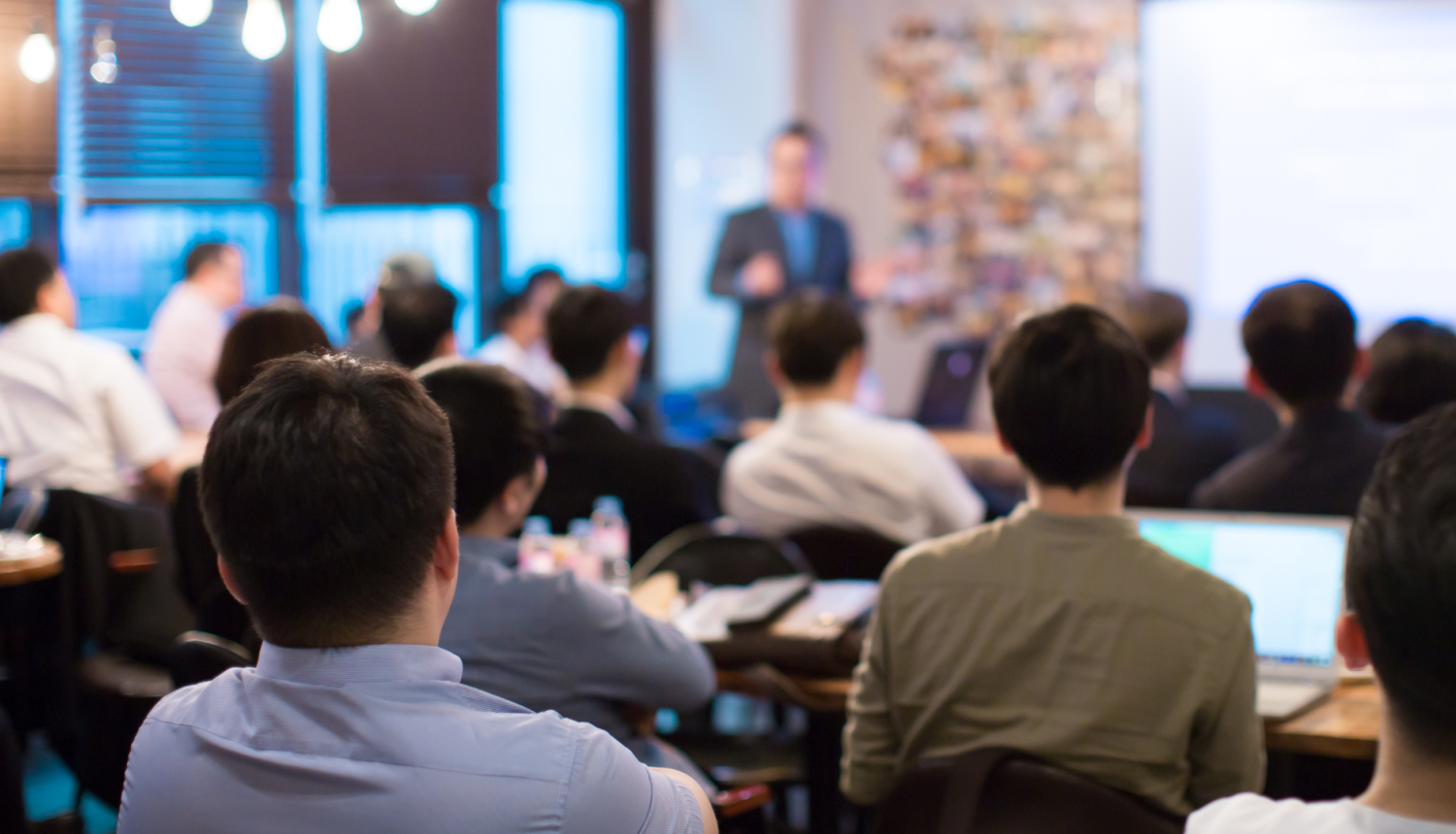 cilvēku auditorija seminārā 