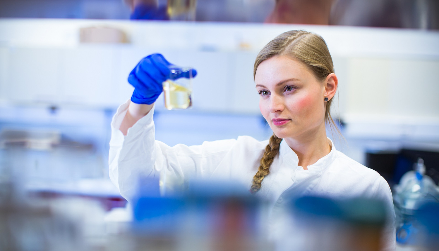 Zinātniece apskata paraugu laboratorijā