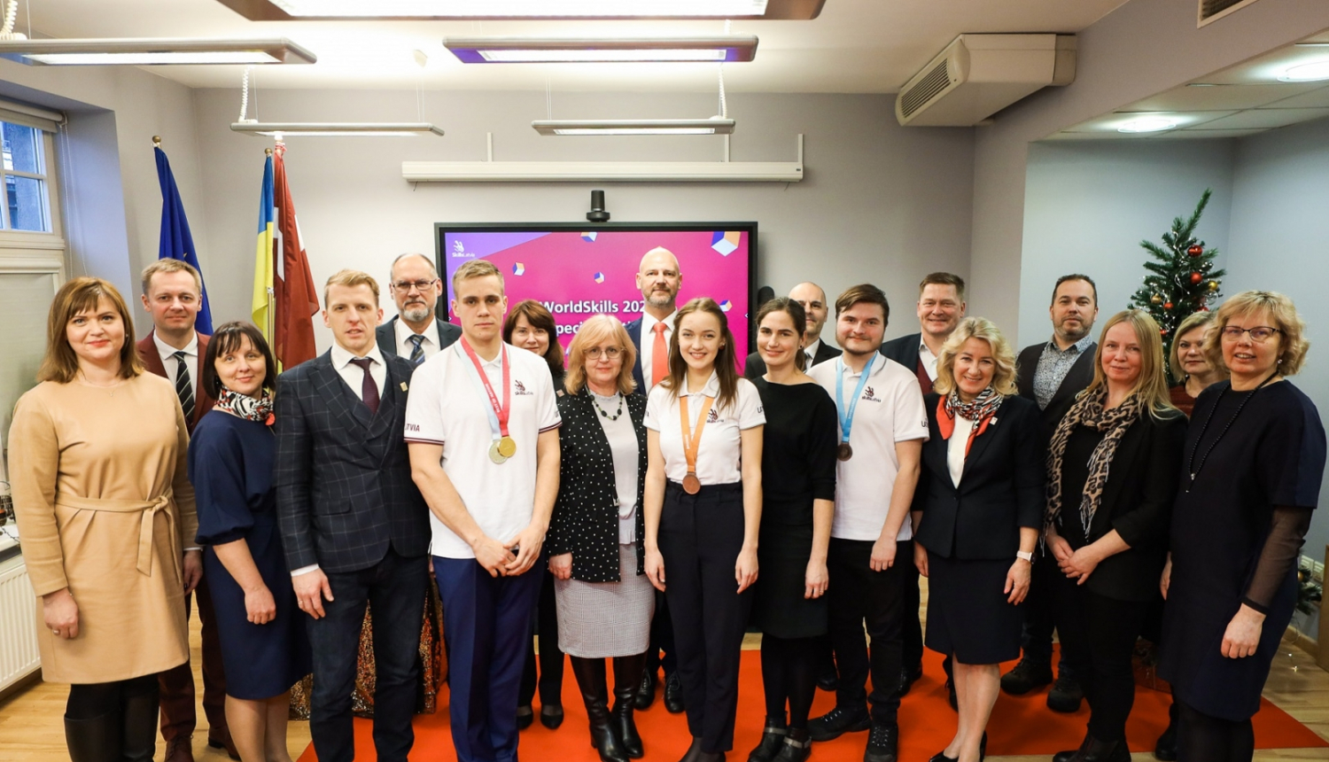 Cilvēki uz sarkana paklāja kopbildē