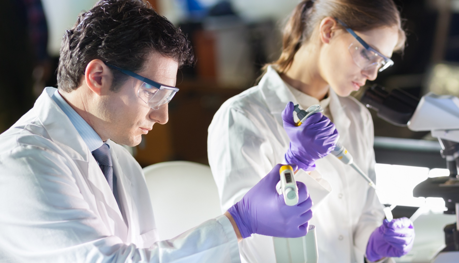 Zinātnieki strādā laboratorijā un veic izmeklējumus