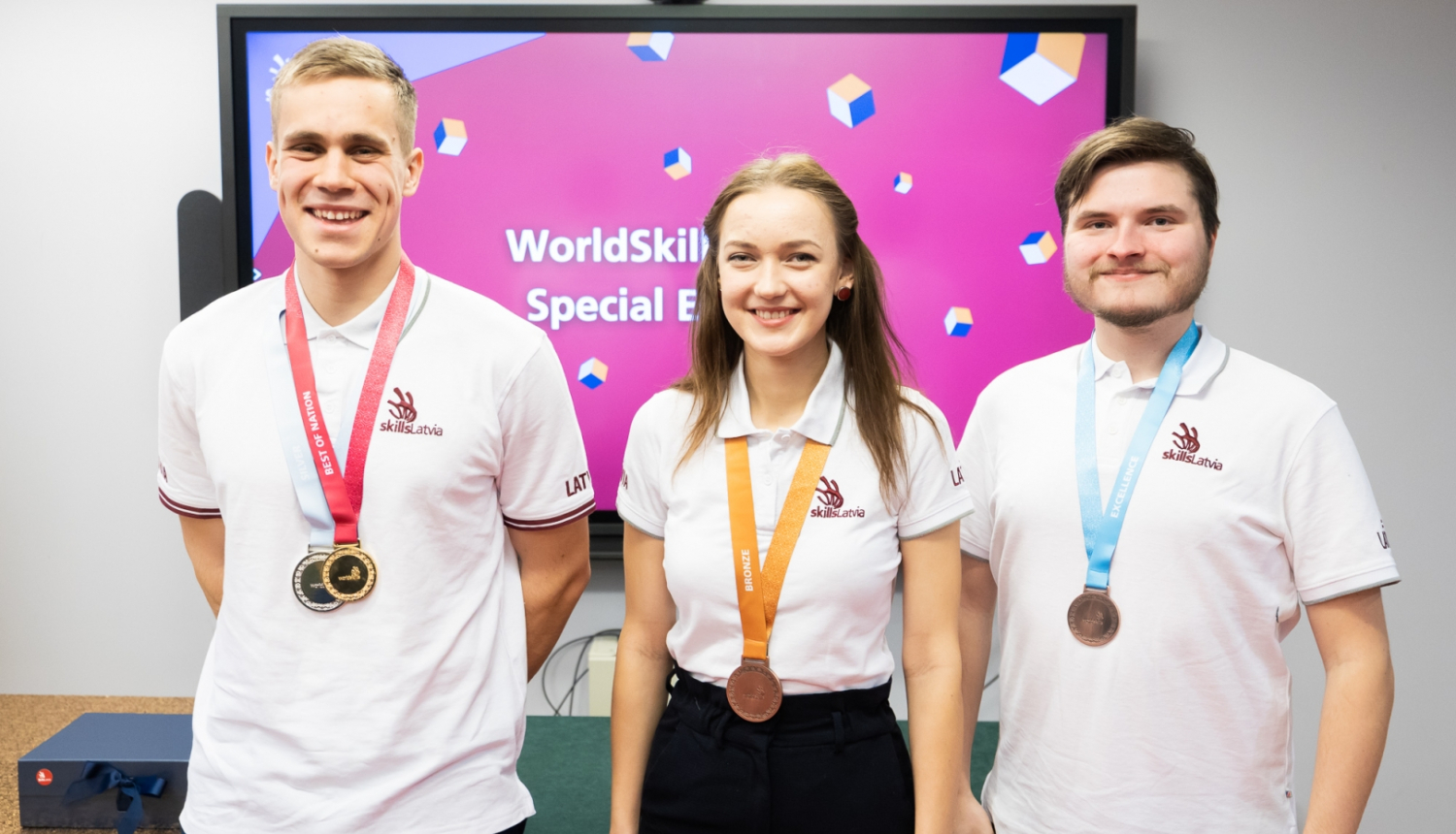 WorldSkills 2022 trīs laureāti stāv ar medaļām