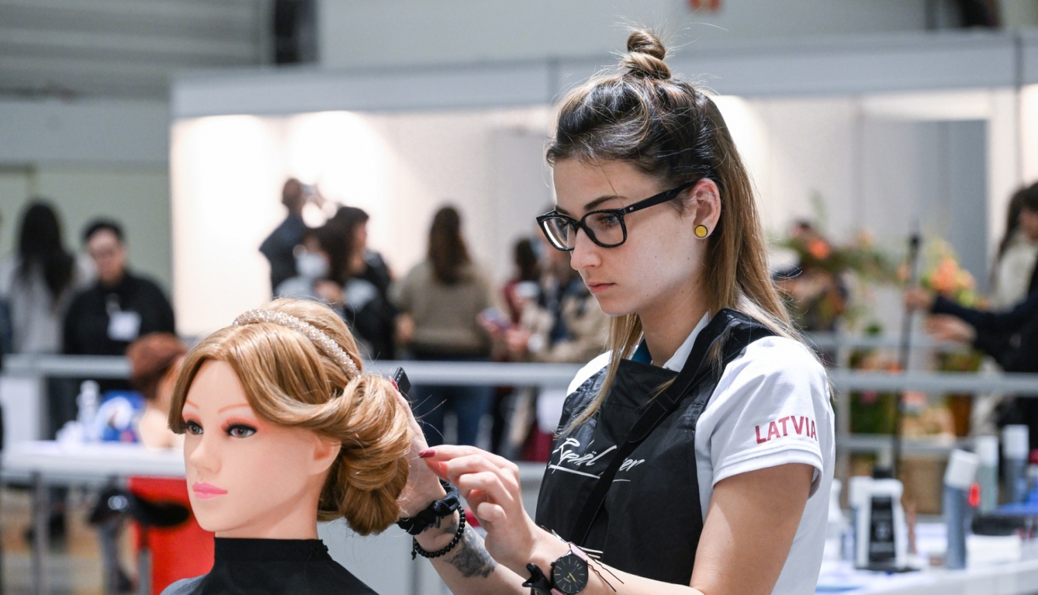 WorldSkills 2022 Latvijas konkursante prasmju konkursā Friziera darbi Somijā