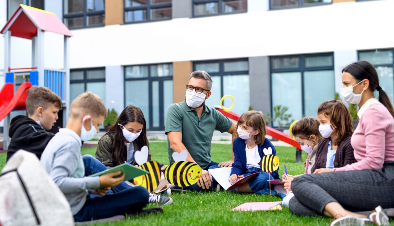 berni kopa ar skolotaju sez zalaja pie skolas