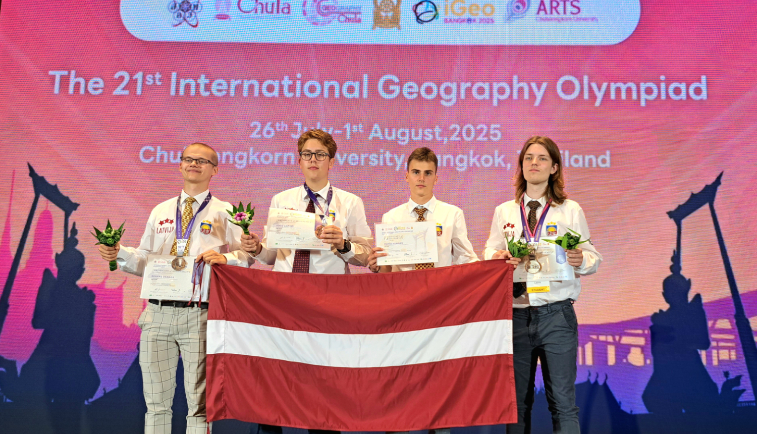 Latvijas komanda ar medaļām un LV karogu Ģeogrāfijas olimpiādē