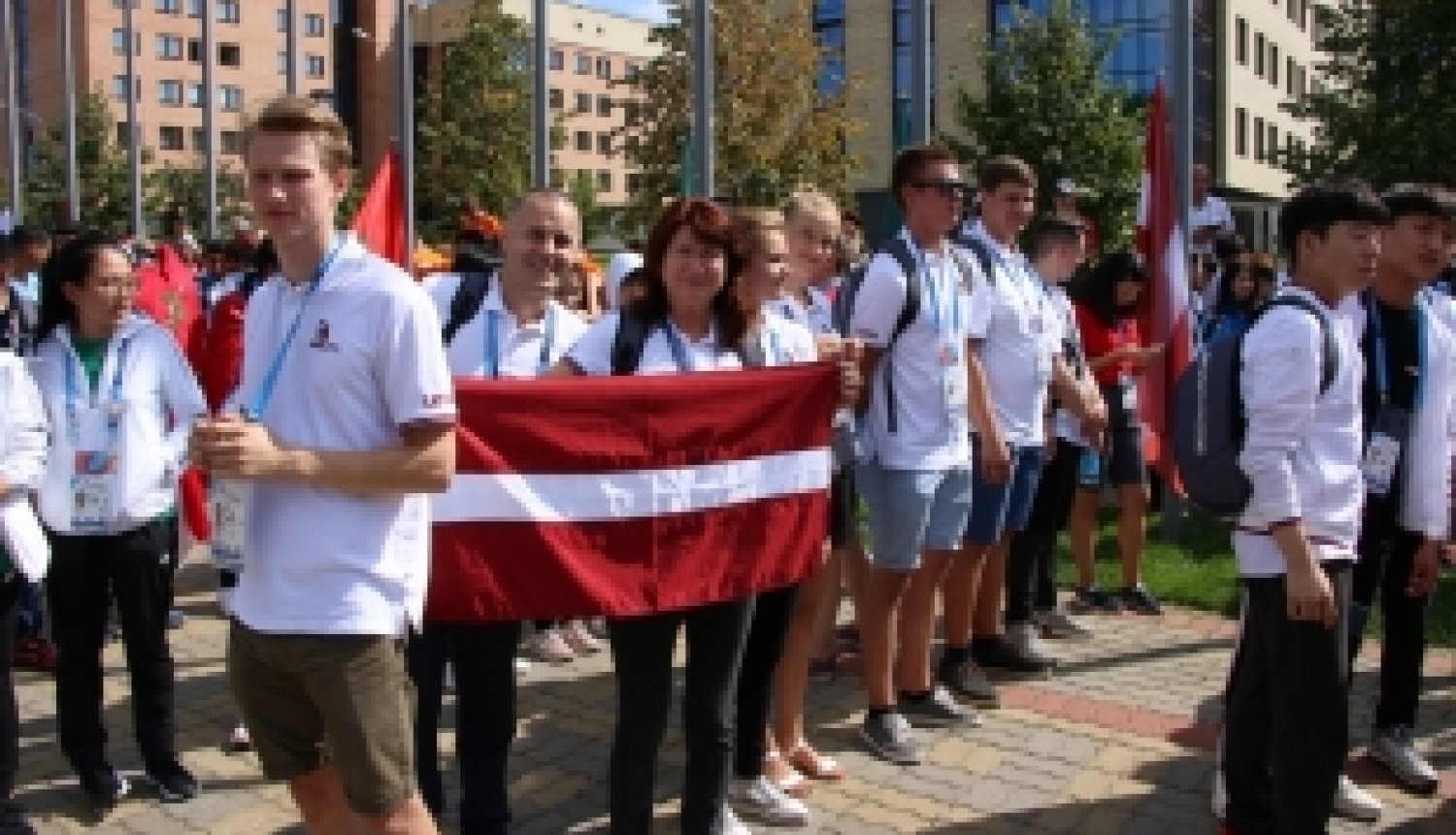 SkillsLatvia komanda neformālā gaisotnē iepazīst Kazaņu un citu valstu delegācijas