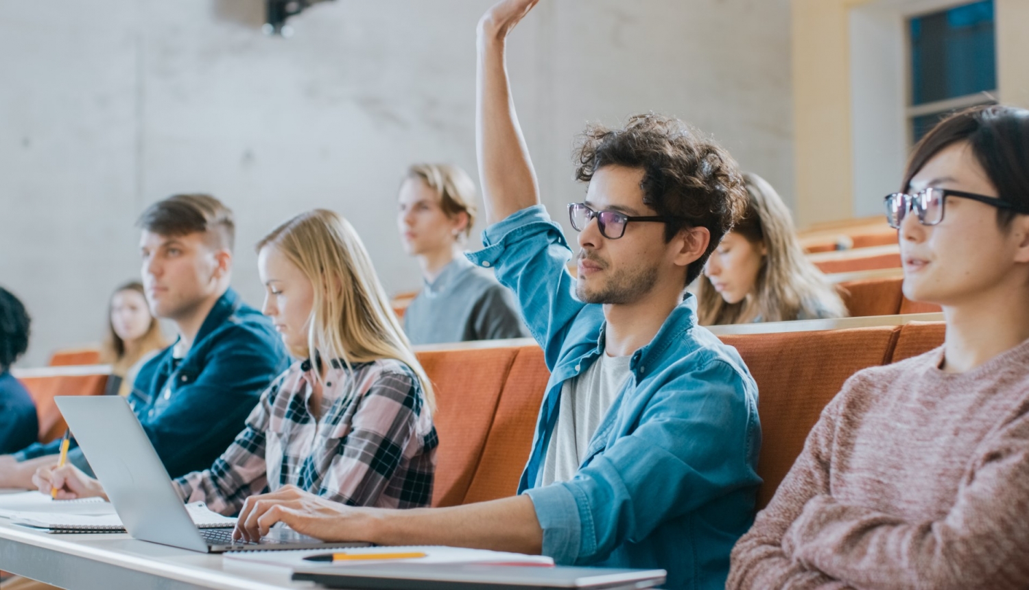 studneti mācās lielajā auditorijā augstskolā