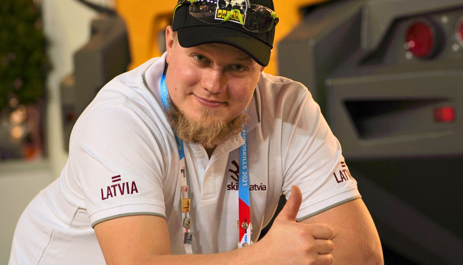 Krisjanis smaida un rāda īkšķi EuroSkills 2021 laikā