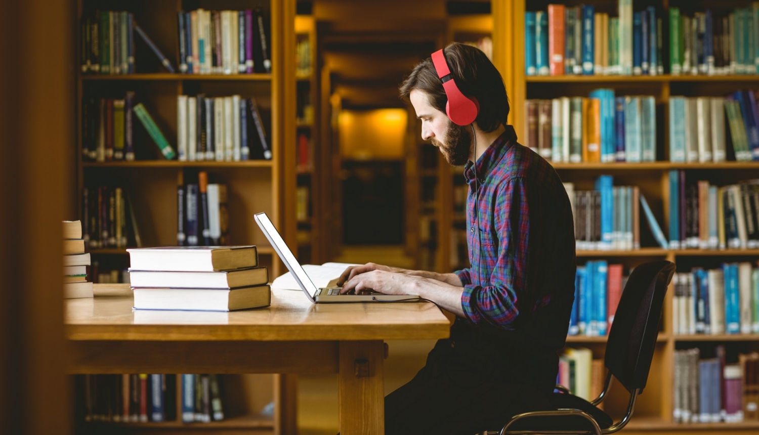 students mācās bibliotekā