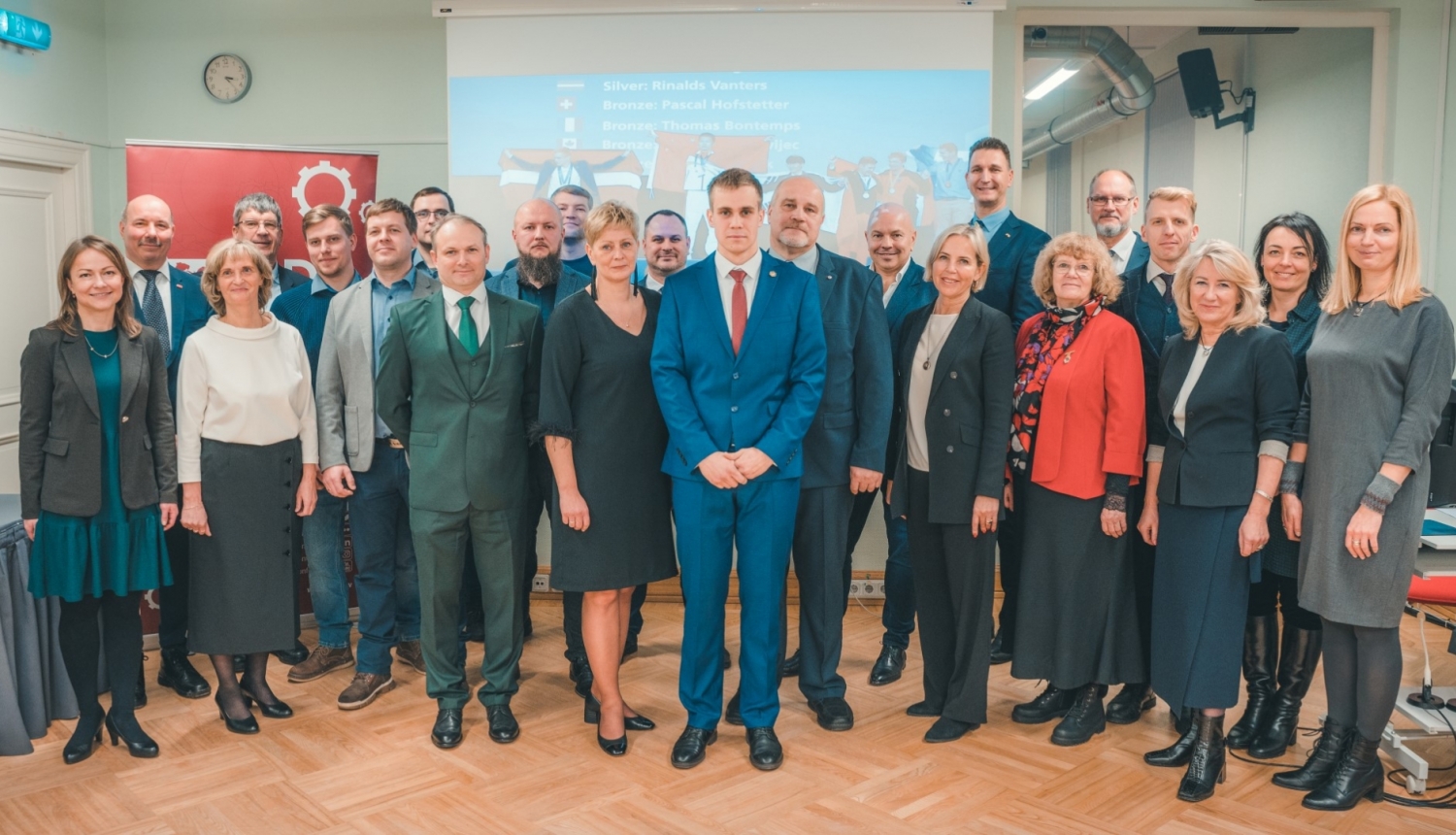 LDDK pārstāvji kopā ar WorldSkills 2022 laureātu Rinaldu Vanteru, ekspertiem, atbalstītājiem un VIAA pārstāvjiem