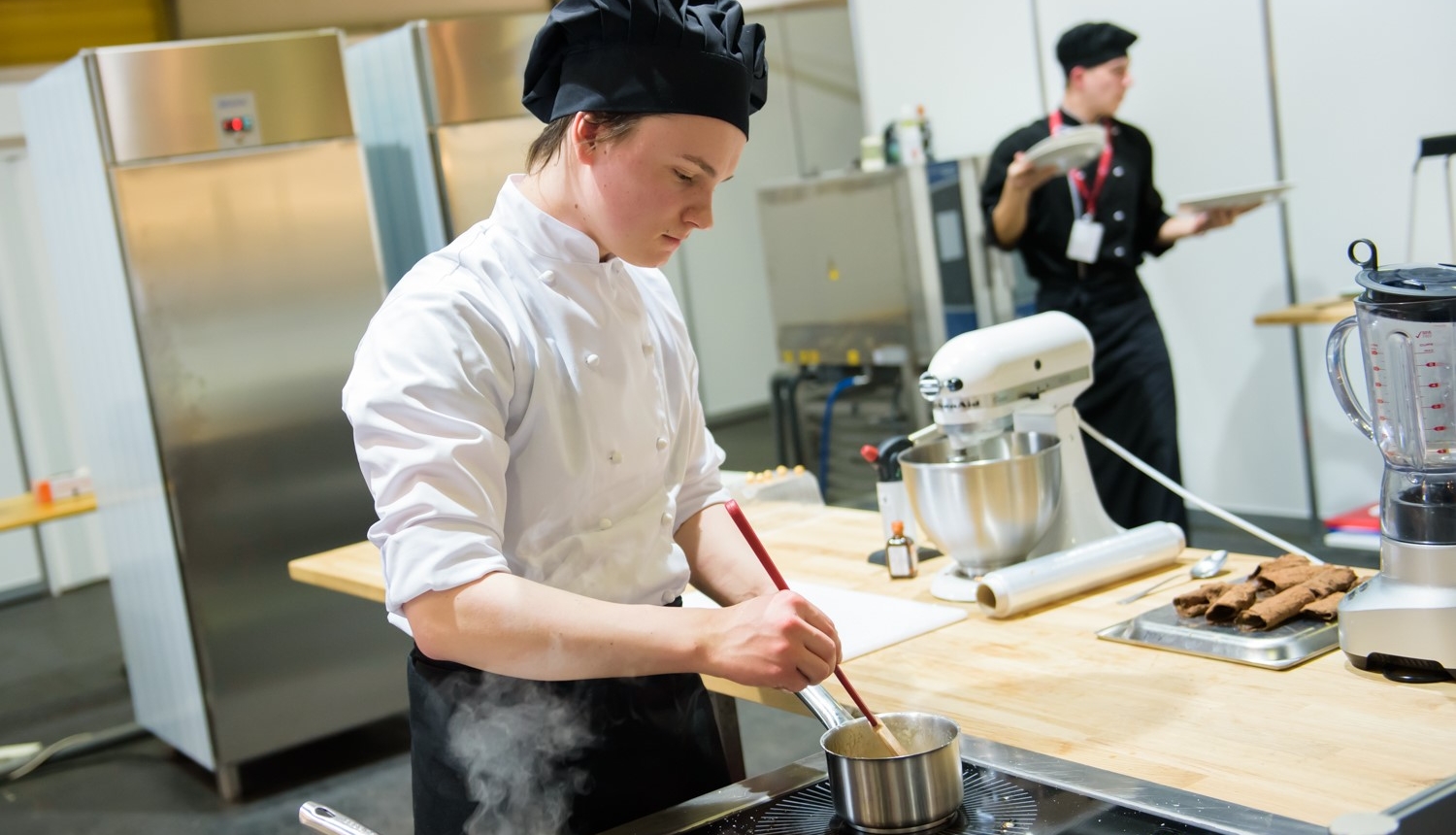 Nils Gevele SkillsLatvia, EuroSkills laureāts darba procesā pie plīts