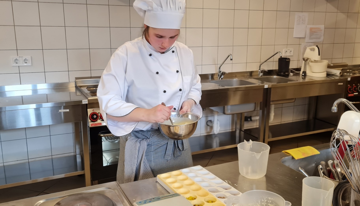 Nozares konkursa 2022 Konditors uzvarētājs konkursa laikā